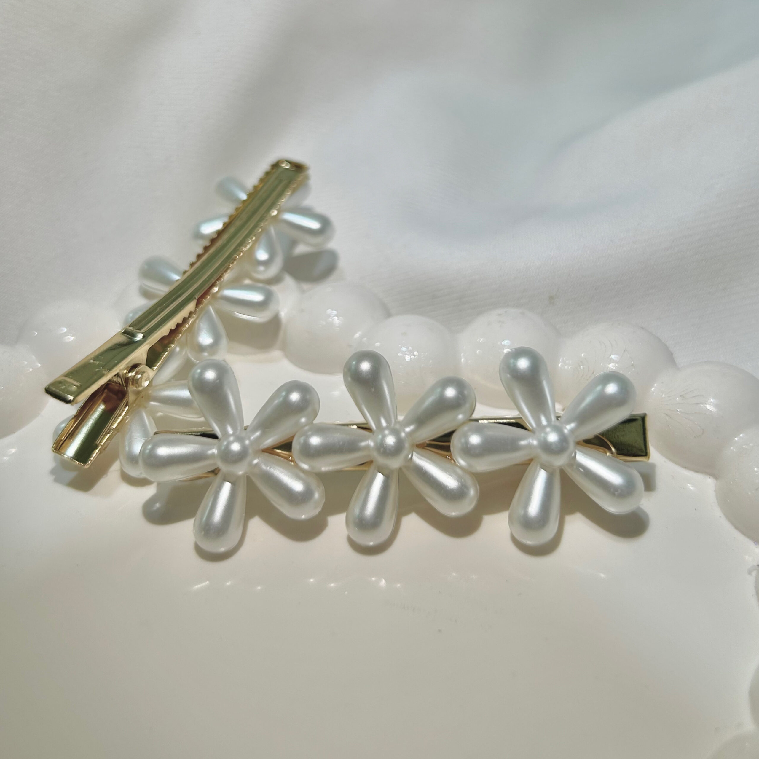 Moti Flower white Pearl Hair Clips Set with Pink Flowers, Elegant Korean Style Hair Accessories for Women, Gold-Tone - Image 2