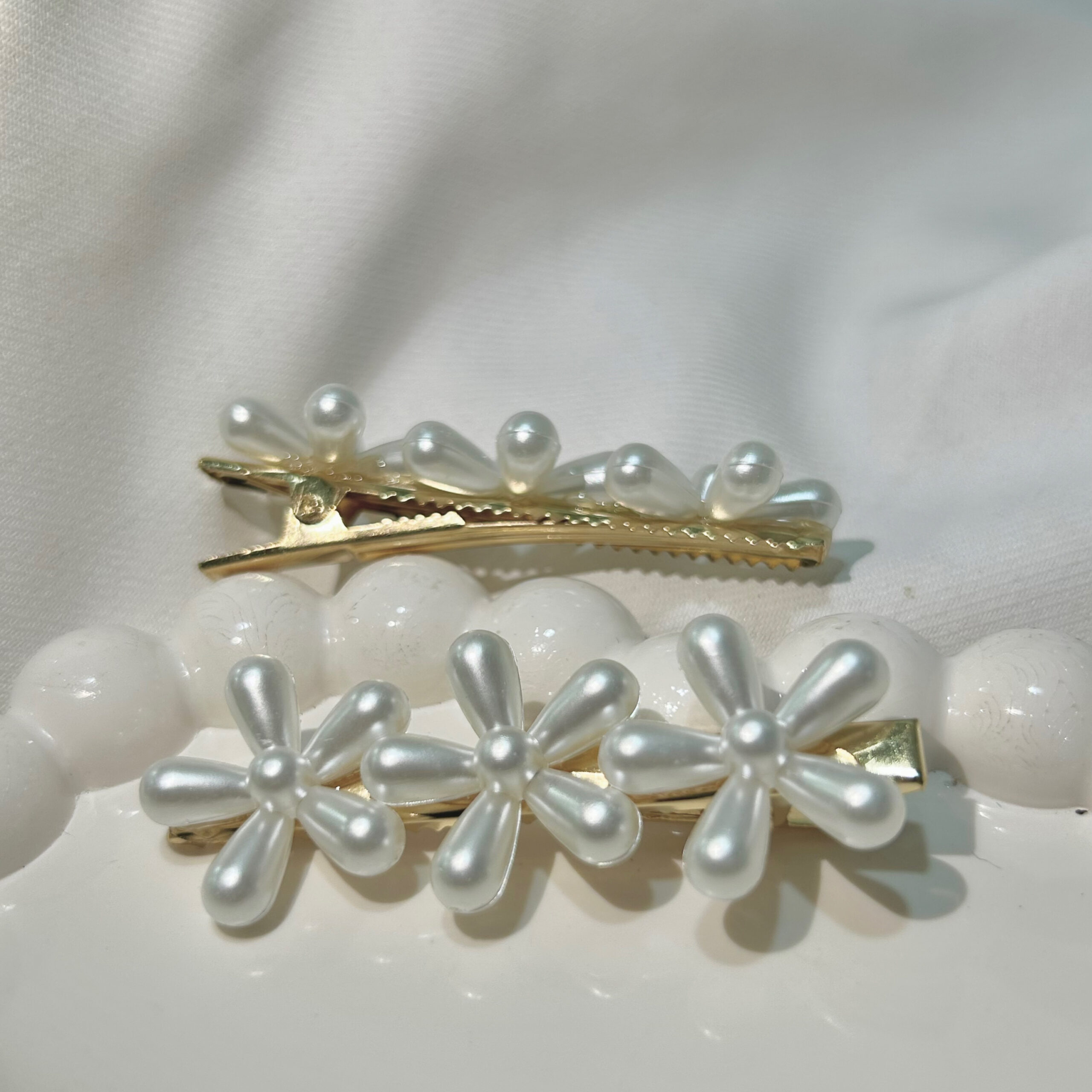 Moti Flower white Pearl Hair Clips Set with Pink Flowers, Elegant Korean Style Hair Accessories for Women, Gold-Tone - Image 3