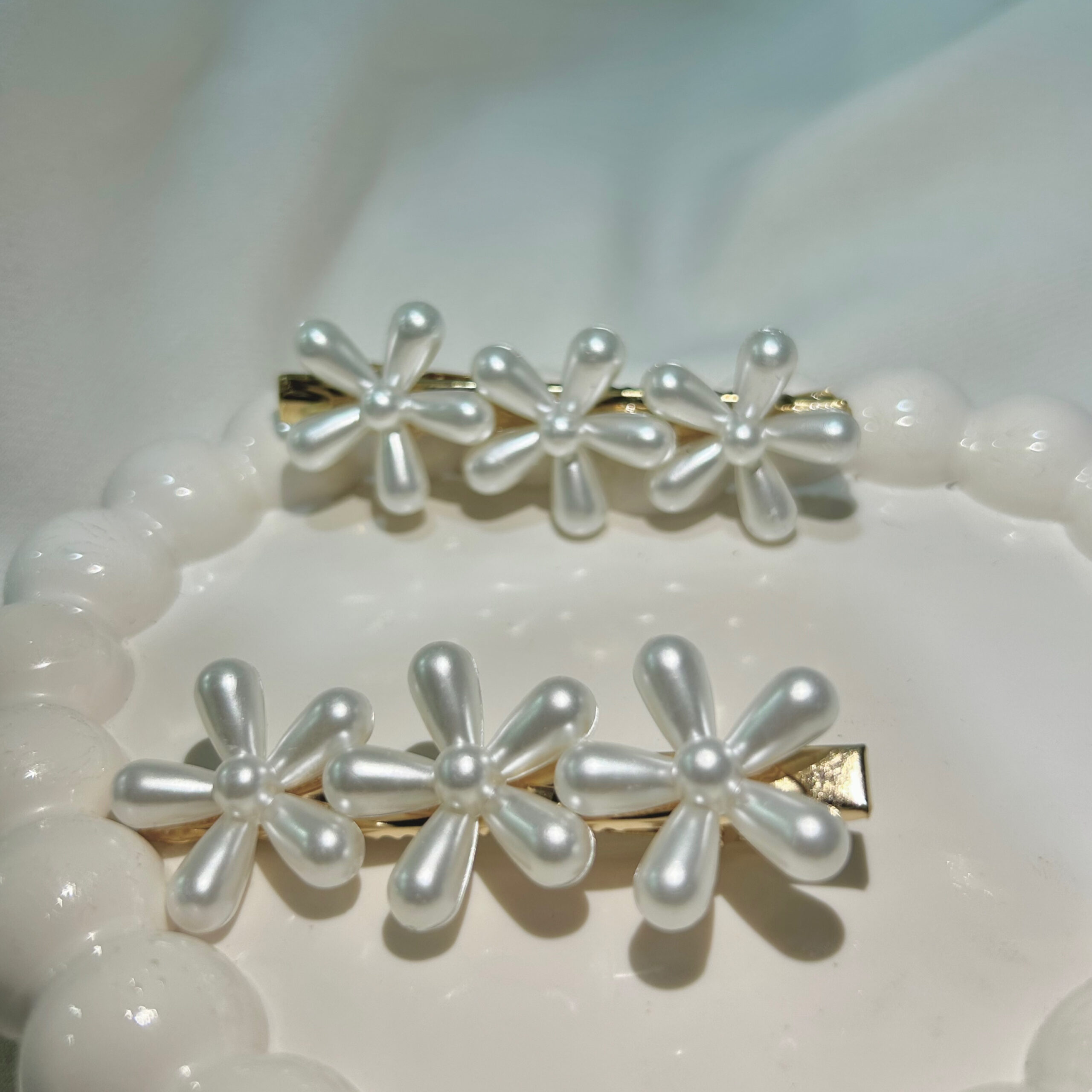 Moti Flower white Pearl Hair Clips Set with Pink Flowers, Elegant Korean Style Hair Accessories for Women, Gold-Tone - Image 4