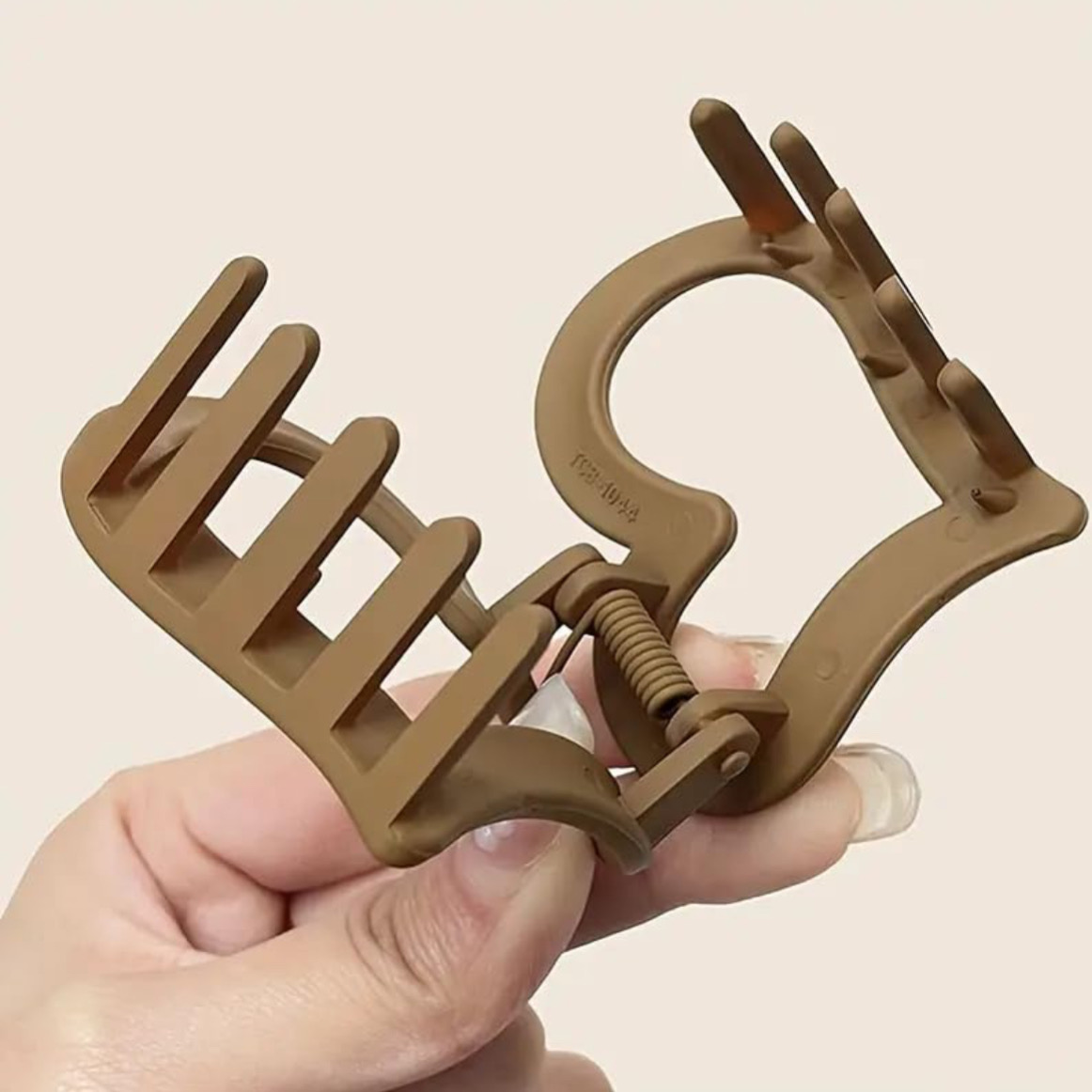 ( Pes 2 )Heart Shape Hair Clutcher/Claw Clips Fashion Simple Matte Plastice Hair Claw Women Girls (PACK OF 2 ) - Image 4