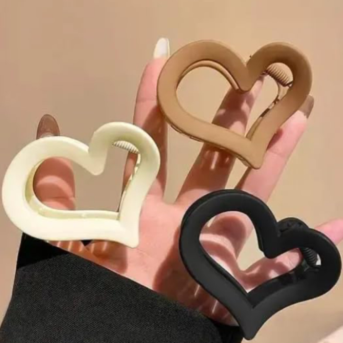 ( Pes 2 )Heart Shape Hair Clutcher/Claw Clips Fashion Simple Matte Plastice Hair Claw Women Girls (PACK OF 2 ) - Image 2
